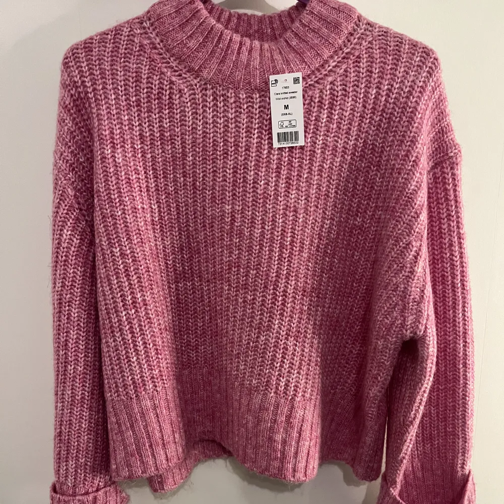 Jättefin rosa stickad tröja från Ginatricot, tyvärr har den inte kommit till användning och lappen är kvar, nypris 359. Stickat.