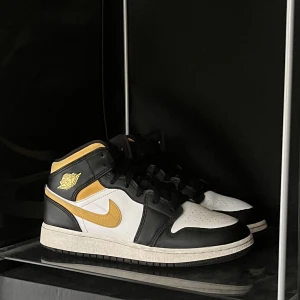Jordan 1 mid pollen  - ⚡️Jordan 1 mid pollen ⚡️💥Storlek 38 💥🍀Svarar gärna på frågor eller skickar fler bilder 🍀📦Kan fraktas eller mötas upp i Stockholm 📦🦋Pris kan diskuteras vid snabb affär 🦋