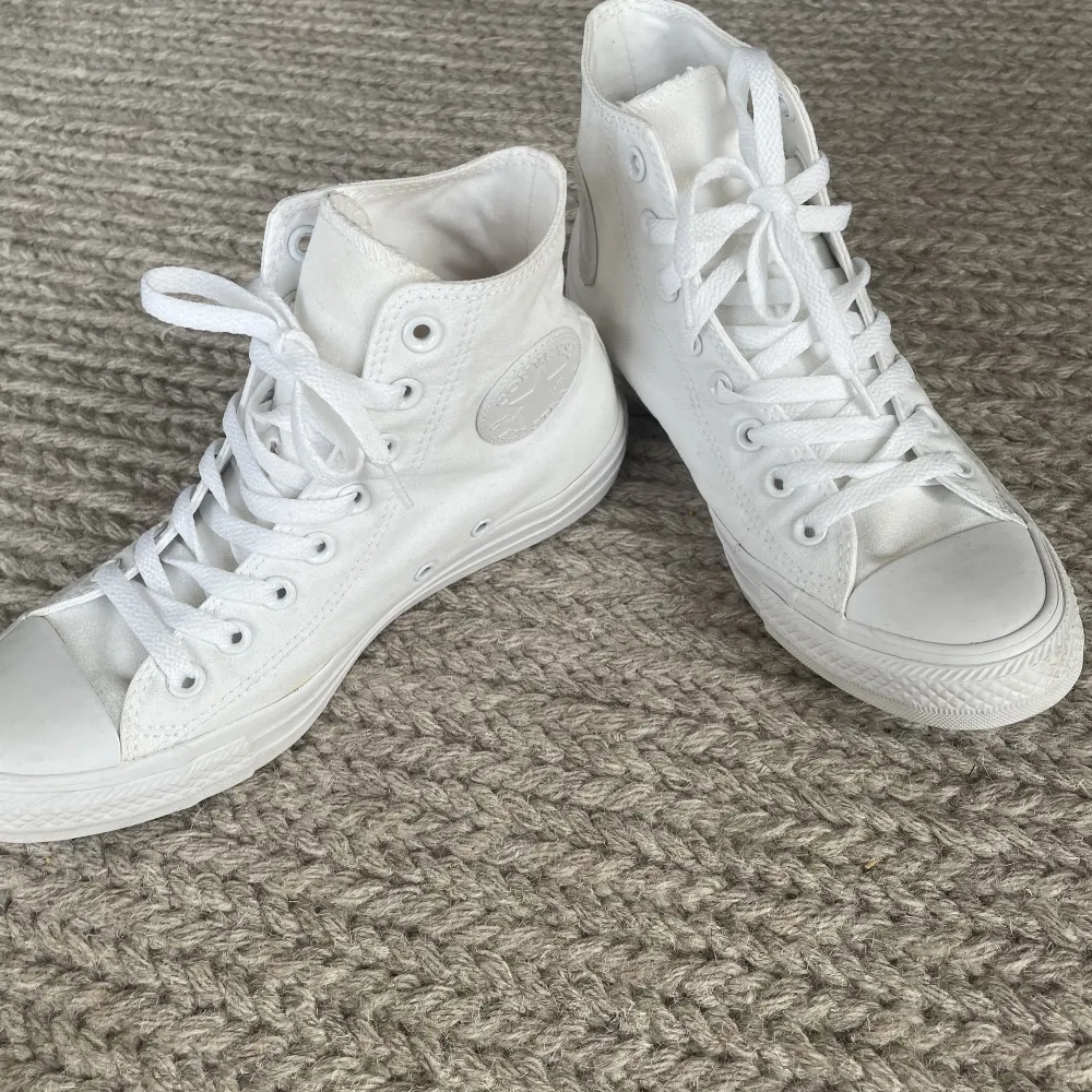 Vita höga converse skor. Storlek 40, innermått 26 cm.. Skor.