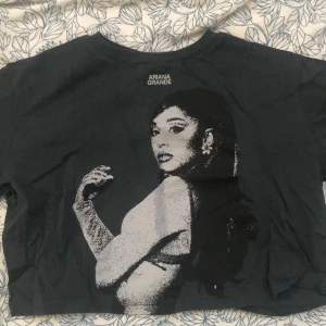 Ariana Grande Croptop  - Från H&M storlek 146/152, kommer att tvättas innan skick. 35cm lång 40cm bred. Bra skick, inte använd.  
