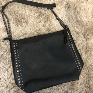 Väska med nitar - Denna väska är från Shein och är aldrig andvänd! 