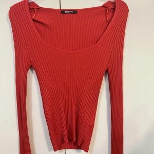 Ginatricot tröja  - Säljer en jätte fin tröja från Ginatricot använd endast en gång. Den är storlek S säljer för 80kr. 