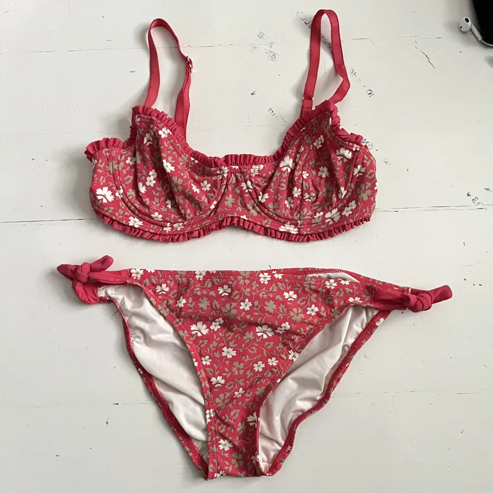 Bikini från Marc by Marc Jacobs köpt här på Plick. Jättefin och i nyskick fortfarande🌺. Övrigt.