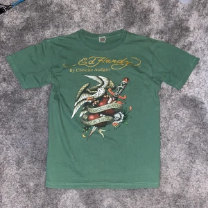 Edhardy T-shirt  - Ed Hardy tisha som är i bra skick.  Skriv gärna om du undrar något! 😃
