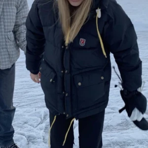 Fjällräven dunjacka - Säljer min fina fjällräven dunjacka expedition down lite (originalet) för att den blivit för liten. Köpt förra vintern och endast använd fåtal gånger. Inga defekter🫶🏼skriv för fler bilder!!💌nypris: 6999kr