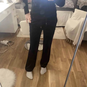 Juicy  - Helt nytt juicy byxor och är uppsydda. Jag är 165 och passar mig perfekt. De har inga skador och är inte slitna. ❤️❤️