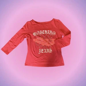 Rhinestones tröja moshino  - Så snygg röd trekvarts tröja från Moschino med tryck och rhinestones på😍🙌🏼 Alla rhinestones är kvar och tröjan är i bra kvalite utan defekter! Skriv privat vid intresse o frågor✨✨