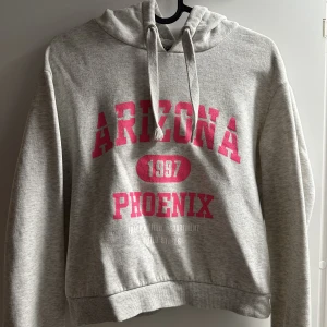 Hoodie  - Hoodie i kortare modell med rosa text