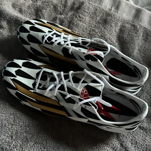 Fotbollsskor  - Aldrig använda! Väldigt rare!