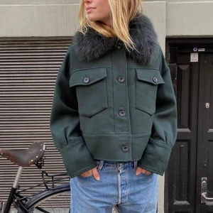 MEOTINE JACKA  - Jag säljer nu min gröna Meotine jacka i modellen ”Charlie”. Säljer pga att den är för stor på mig och inte kommer till användning. Helt oanvända och inga defekter!! Äktahetsbevis tillkommer. Pris går att diskuteras då jag vill sälja snabbt!