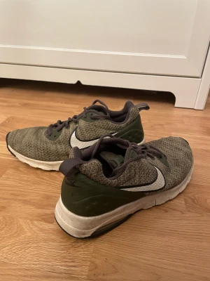 Nike Skor - Ett par gröna NIKE träningsskor Storlek: 44 Bra skick