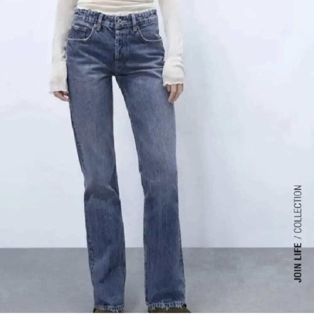 Zaras mid Rise straight jeans i en mörkblå färg. Slutsålda på hemsidan🤍. Jeans & Byxor.