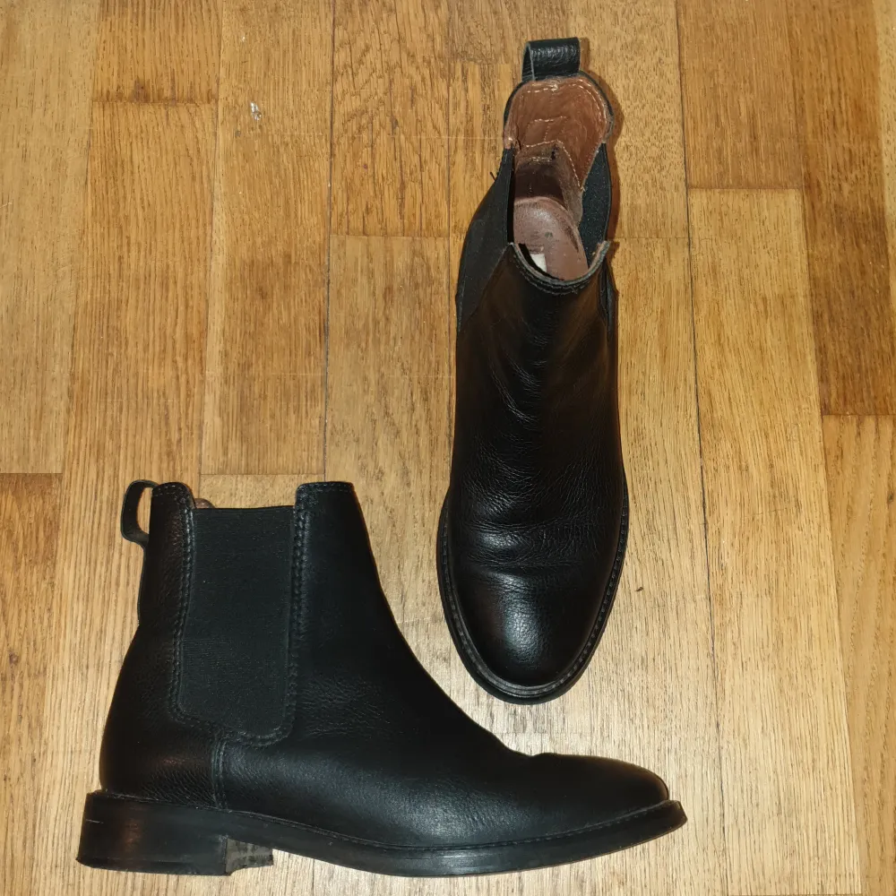 Sparsamt använda läder boots från H&M premium . Skor.