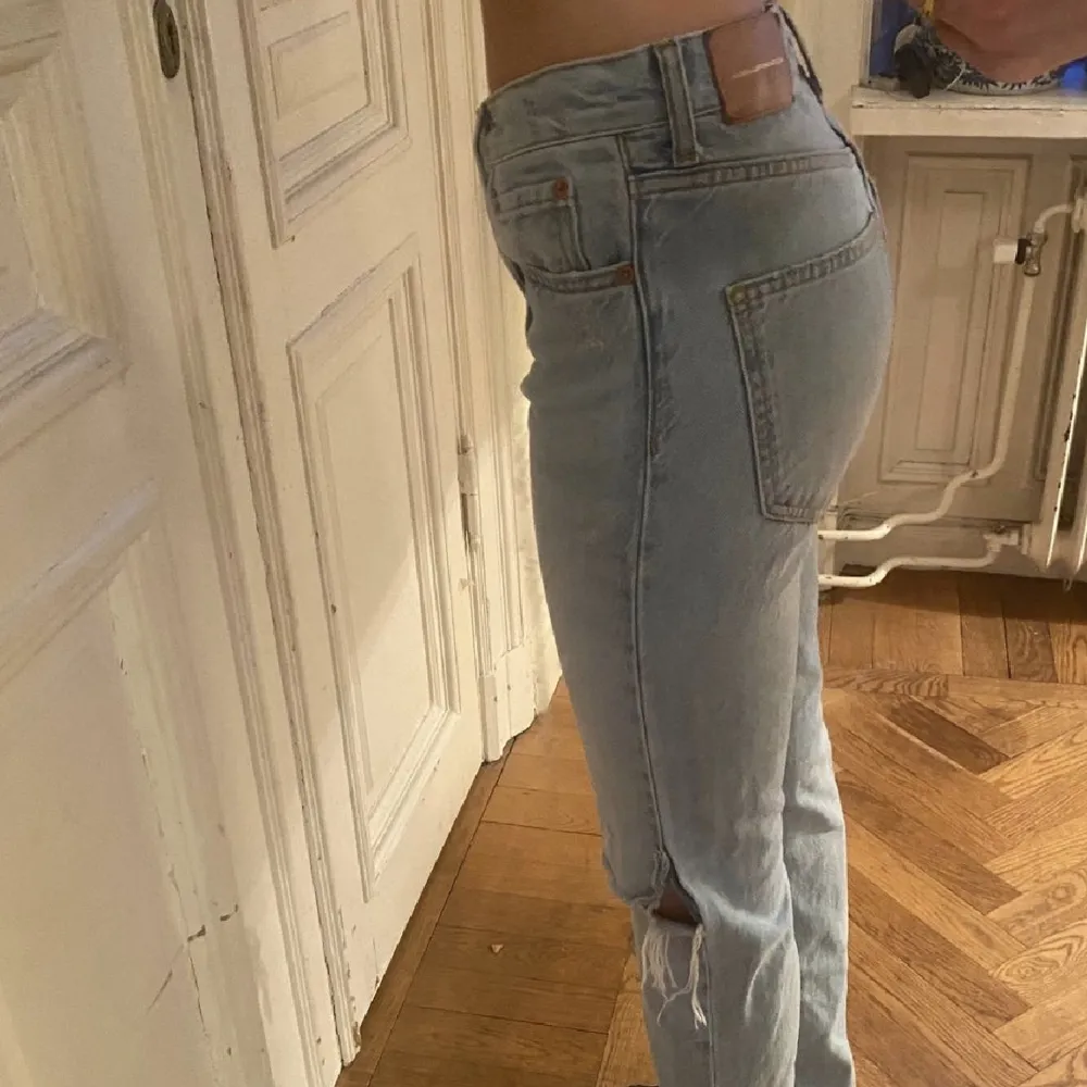 Stilrena jeans ifrån zara!! Så fina nu till sommar/vår. Jeans & Byxor.
