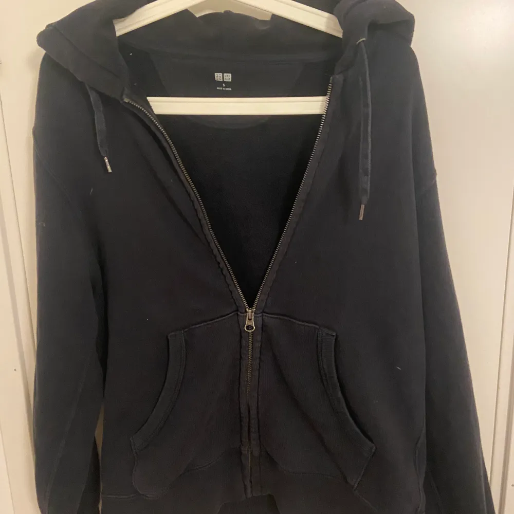 En mörkblå zip hoodie i fint skick. Den är ifrån uniqlo och är använd men fortfarande i ett fullt fungerande skick. . Hoodies.
