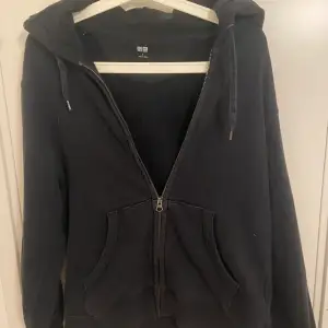 En mörkblå zip hoodie i fint skick. Den är ifrån uniqlo och är använd men fortfarande i ett fullt fungerande skick. 