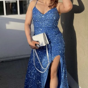 Balklänning  - Jätte fin balklänning som glittrar, knytning i ryggen så den är väldigt justerbar🤗