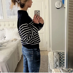 Other stories tröja - Så snygg tröja men som inte kommer t användning då jag har liknande🥲. Eftersom jag behöver rensa kan jag tänka mig att sälja den för 200kr+frakt🙏🏼❤️