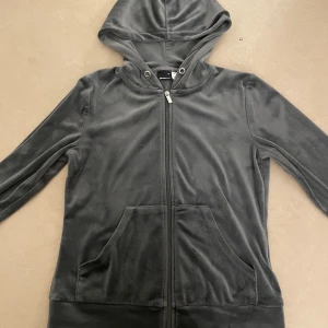 gina kofta - grå gina kofta inga hål eller fläckar. använd ett par gånger. pris kan diskuteras