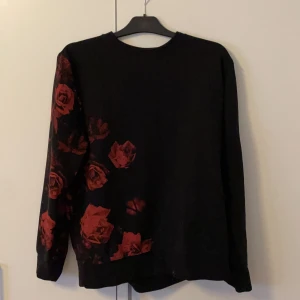 Hoddie - Svart med röda rosor hoddie i nyskick 