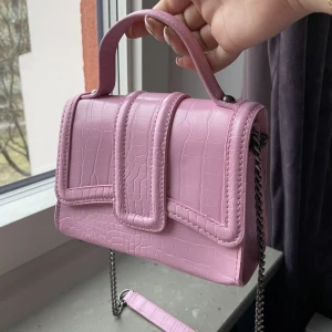 Rosa väska från Zara - Rosa mini väska från Zara, tillkommer med ett lite längre band. Aldrig använd.