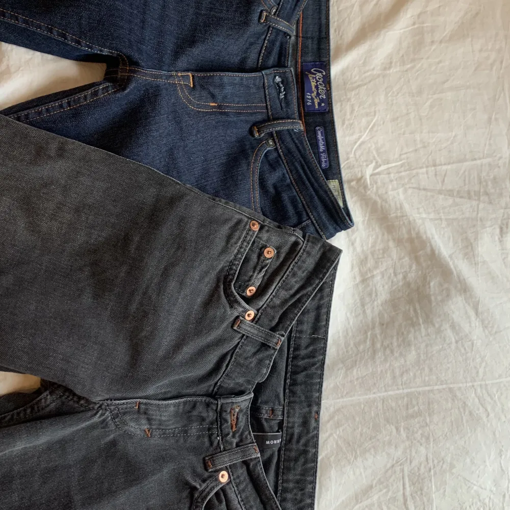 Säljer 2 par lågmidjade jeans eftersom dem inte passar. Ett par low arrow från weekday, storlek 23/32  och ett par lågmidjade boot cut jeans från crocker. Köpta på plick. Dem är i storlek 25/33,  köp båda för 500 (ink frakt) och ett par för 250+frakt💓. Jeans & Byxor.
