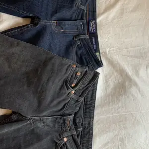 Säljer 2 par lågmidjade jeans eftersom dem inte passar. Ett par low arrow från weekday, storlek 23/32  och ett par lågmidjade boot cut jeans från crocker. Köpta på plick. Dem är i storlek 25/33,  köp båda för 500 (ink frakt) och ett par för 250+frakt💓