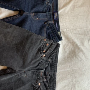 Lågmidjade jeans!! - Säljer 2 par lågmidjade jeans eftersom dem inte passar. Ett par low arrow från weekday, storlek 23/32  och ett par lågmidjade boot cut jeans från crocker. Köpta på plick. Dem är i storlek 25/33,  köp båda för 500 (ink frakt) och ett par för 250+frakt💓