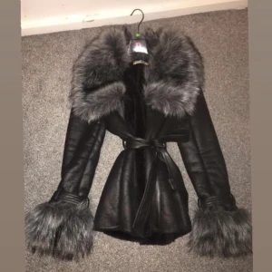 päls/skin jacka  - Denna jackan köpte ja för 2000kr och har använt den en gång, De är fake päls, Den har en dragkedja , varmt tyg på insidan, storlek S/M 