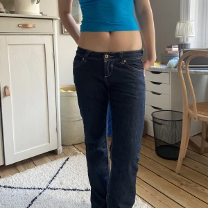 Lågmidjade jeans - Super coola jeans som säljs då jag har för många jeans. Märker är blend och köpta i Danmark pris kan diskuteras vi snabb affär❤️