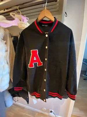 Jacka - Hej! Säljer denna jacka pga aldrig använt ej min stil längre! Men den är som ny