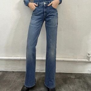 Zara jeans flare regular length  - Säljer dehär populära jeansen då de inte passar mig! 