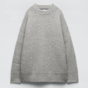 Grå stickad tröja  - Stickad tröja från zara i strl S. Bara använd en gång 💕 Fri frakt!!!