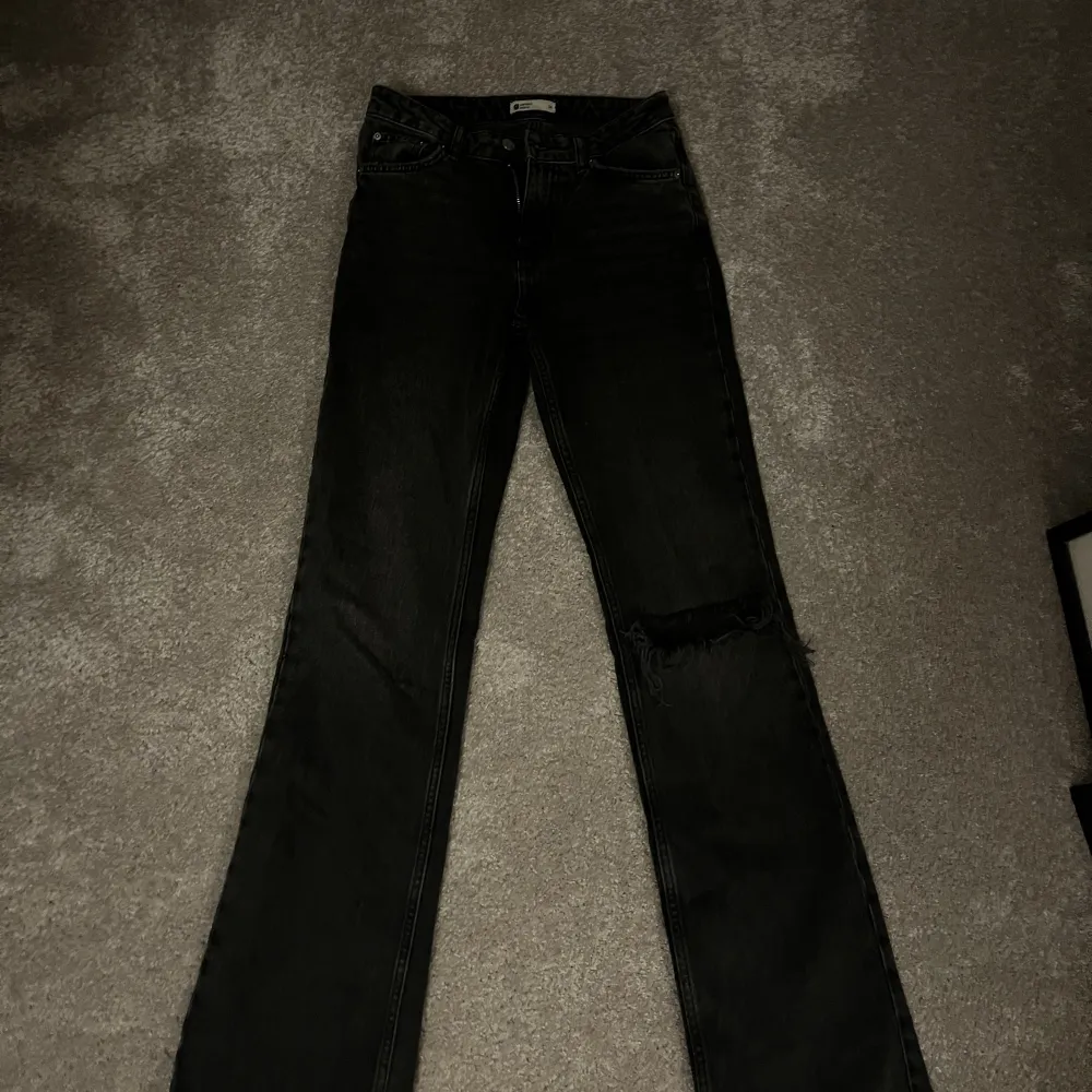 Jätte fina jeans från Gina med hål på knät, är 170 och är lite långa på mig💓. Jeans & Byxor.