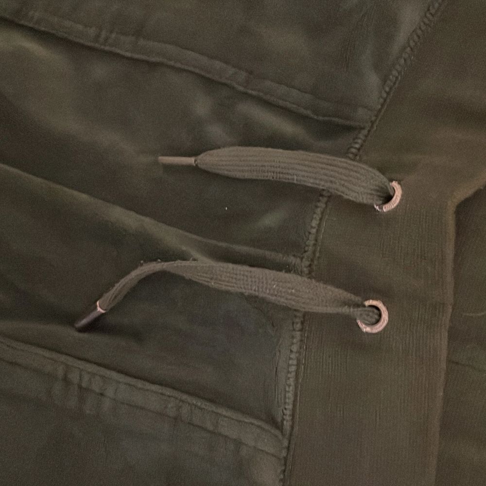 Säljer dessa juicy couture byxor i grön färg. Dem är i jätte fint skick bara att en av metall sakerna på snörena fattas. Original pris 1000kr . Jeans & Byxor.