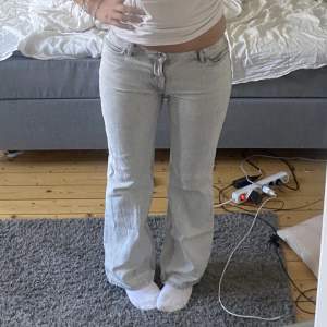 Väldigt snygga jeans från collusion, modellen heter low men jag tycker dem passar mer som mid rise, jag har tyvär klippt bort lappen då den kliade men väldigt bra skick.