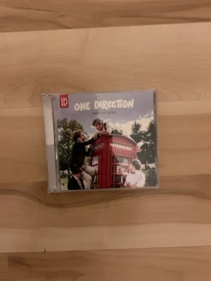 One direction cd skiva - One direction Album take me home! Aldrig spelar och i väldigt bra skick! Bara stått som prydnad💞