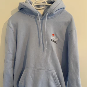 Blå hoodie - Fint skick