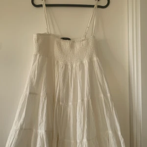 Zara klännig - Fin vit klänning ifrån zara knappt andvänd 