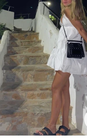 Klänning - Säljer denna snygga klänning ifrån zara då jag hg växt ur den. Den är i L men är för liten för mig som brukar ha M så passar en S eller XS! Skriv för fler bilder eller funderingar! Inga fläckar!