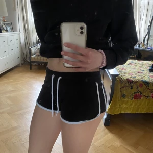Mjukis shorts - Superskönt mjukis shorts i storlek xs! Sitter skitsnyggt på och är jättemysiga💞💞