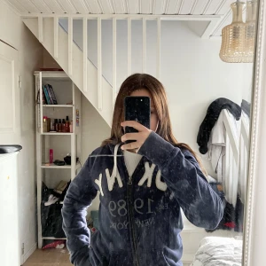 Blå Dragkedja tröja - Går inte att beskriva den här tröjan det är bara positiva saker med den. Älskar. ( Andvänd max 5 gånger 