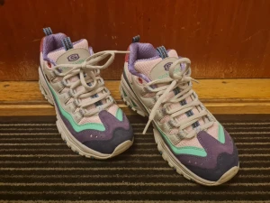Skechers skor stl 37 - Skechers skor stl 37 använda fåtal gånger det ser ut som ny  Kommer från ett Rökfritt och Djurfritt hem 