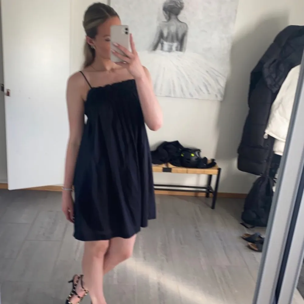 En svart skön klänning till sommaren som är lätt och luftig. Jag är 175 så man kan jämföra med bild. 💞💞. Klänningar.