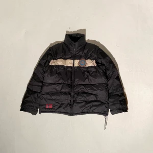 Vintage Napapijri puffer jacka - Jätte bra skick saknar bara snöret i midjan men kan lägga till om det finns behov. Jätte najs och varm för vintern