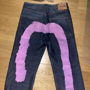 EVISU JEANS - Tjena säljer mina evisu jeans då jag inte använder dem så ofta som förväntat.  STRLK 32x32 Pris 1000 eller bud  TRYCK INTE KÖP NU! 