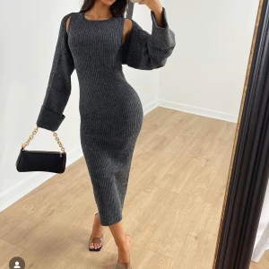 Stickad grå klänning  - Stickad grå klänning med snygga detaljer vid armarna. Använd endast en gång. 