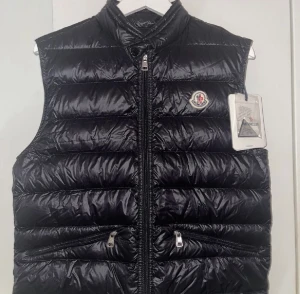 Moncler väst - Jättefin väst, använd Max 3 gånger, med lappar på samt kvitto som självfallet medföljer! Den är i nyskick, INGA skavanker alls och priset är tillräckligt lågt MEN, vid snabb affär kan priset diskuteras!  Västen är självklart 100% äkta.