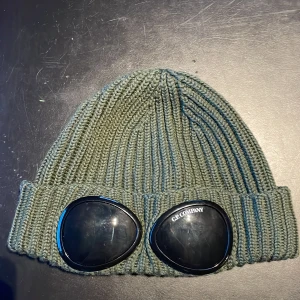 Cp.Company mössa - Cp company mössa andvänd ett få tal gånger men har bestämt mig för att sälja den pga att den inte kommer till andvändnig längre. Skick 8/10