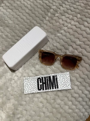 chimi 004 sampels 🫶🏽 - ett par superfina sampels från chimi, köptes i somras och är använda max 2 gånger. på andra bilden är de till vänster om ett par ecru, för att kunna skilja färgen. sampels innebär att chimi bara skapar ett par/ett få par av dessa. box och duk medföljer! 🤙